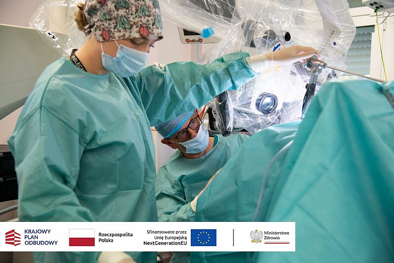 Obraz Nowy mikroskop operacyjny kupiony dzięki wsparciu z KPO już jest wykorzystywany przez lekarzy na sali operacyjnej słupskiego szpitala.