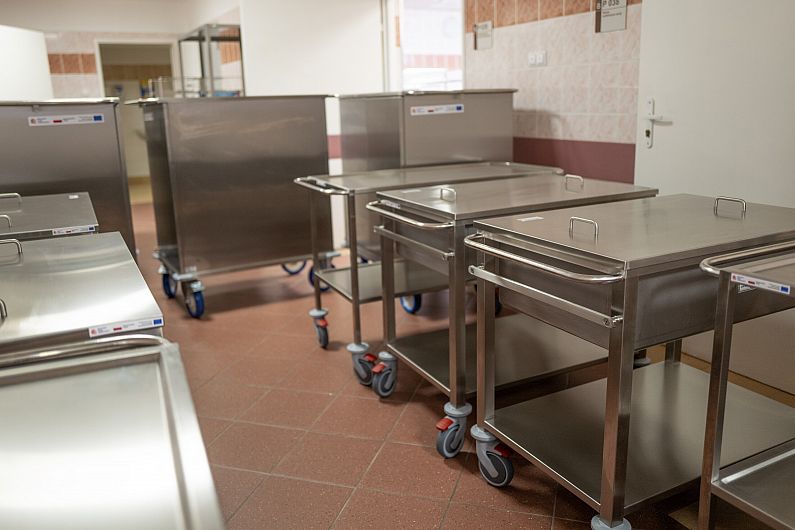 Obraz Wózki do przewożenia narzędzi i kontenerów już jeżdżą po szpitalu