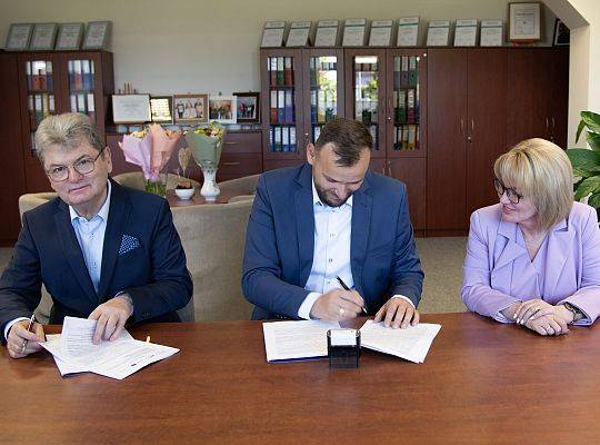 Podpisanie umowy na realizację strony internetowej