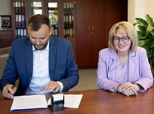 Podpisanie umowy na realizację strony internetowej