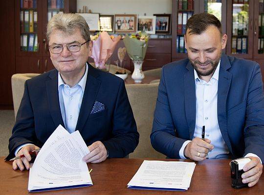 Podpisanie umowy na realizację strony internetowej