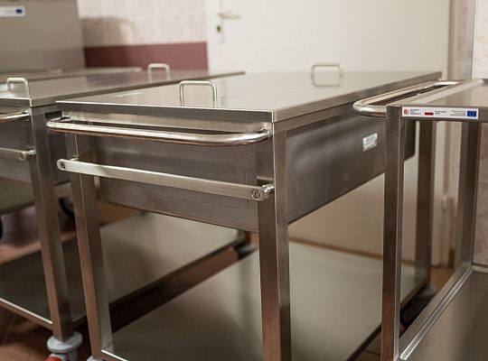 Wózki do przewożenia narzędzi i kontenerów już jeżdżą po szpitalu