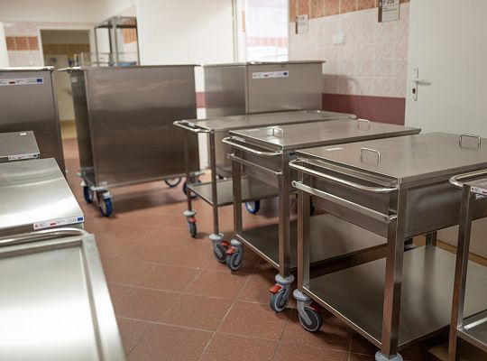 Wózki do przewożenia narzędzi i kontenerów już jeżdżą po szpitalu